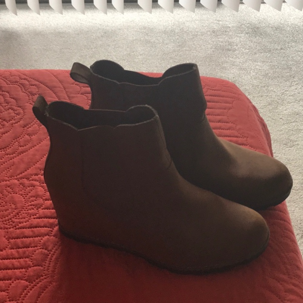 Never worn women’s boots
